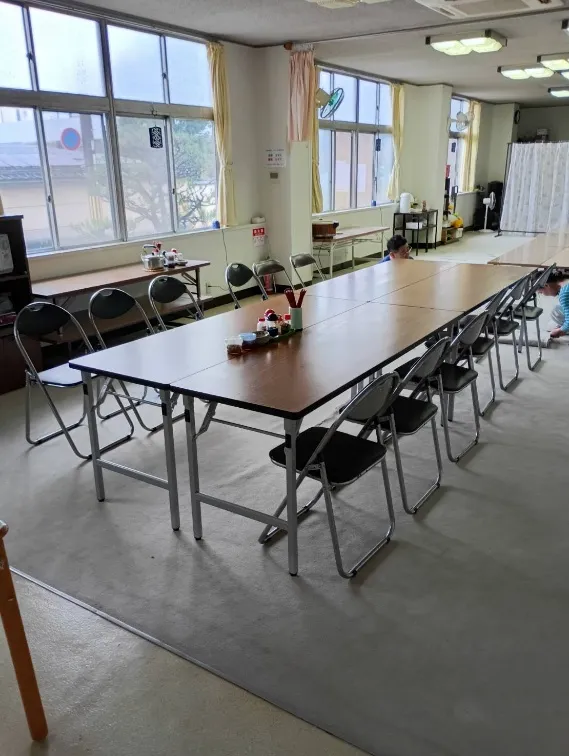 直会場のテーブルと椅子