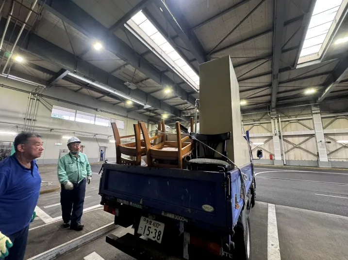 処分場での搬出作業